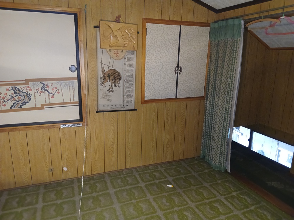 1980s wood house on a large plot in Iwate