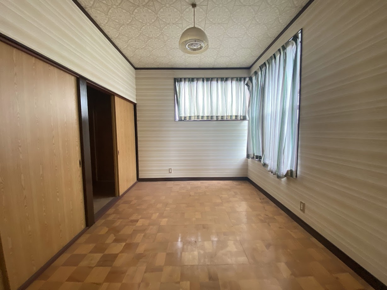 1980s wood house, 16-min walk to station, Toyama