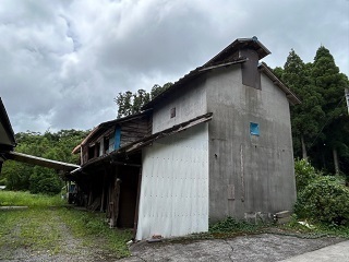 1970s house on a large plot in Sueyoshi, Soo