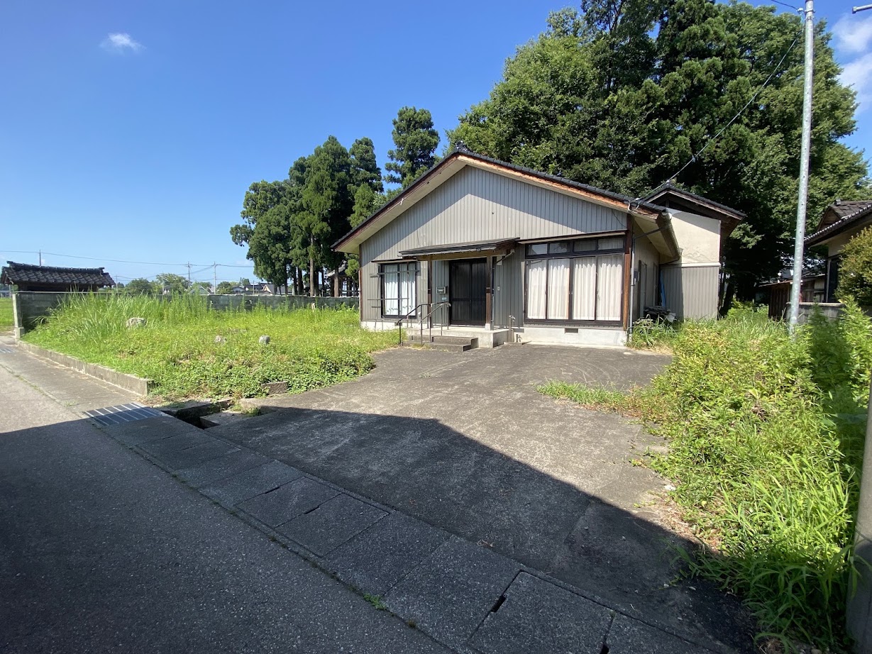 2000s wood house on a large plot in Toyama