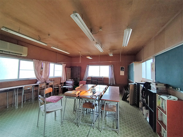 Building that used to be a cram school, has a simple sink and toilet. Comes with farmland.