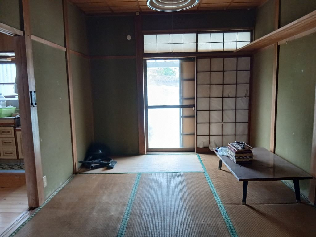 1980s wood house on a large plot in Nagasaki