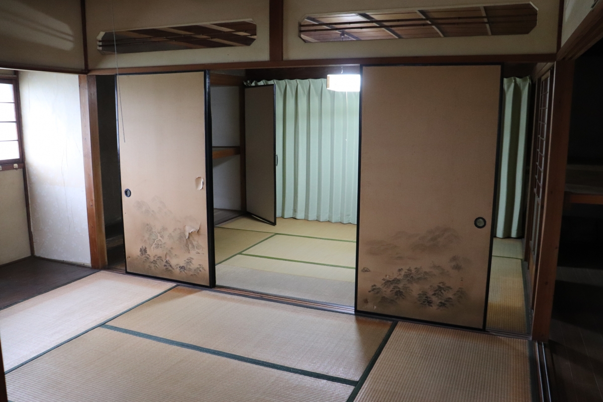 1960s wood house on a large plot in Gifu