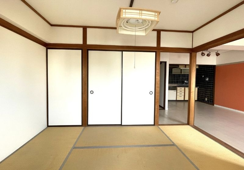 1980s concrete house, 7-min walk to station, Miyagi