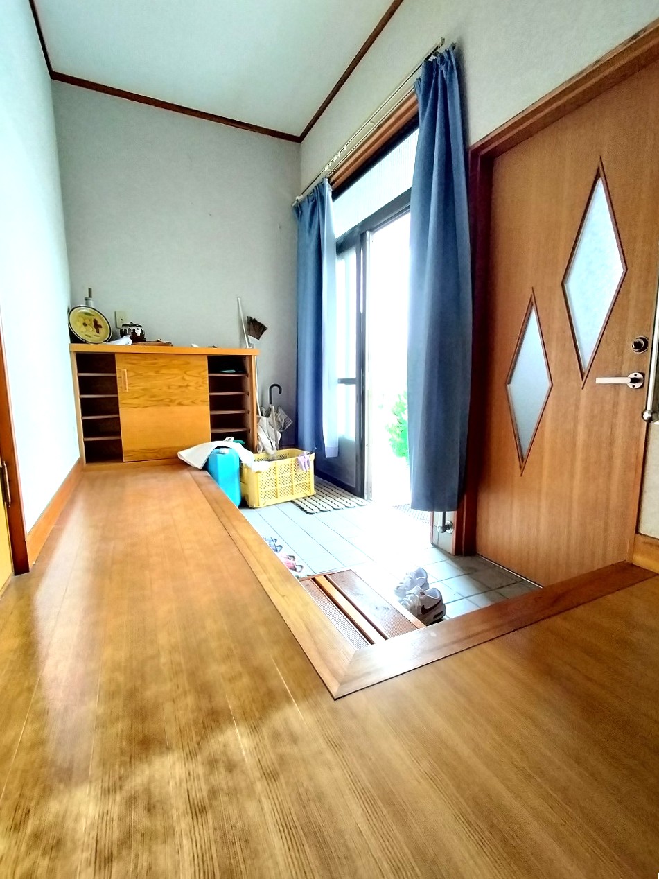 1990s house with storehouses in Ehime
