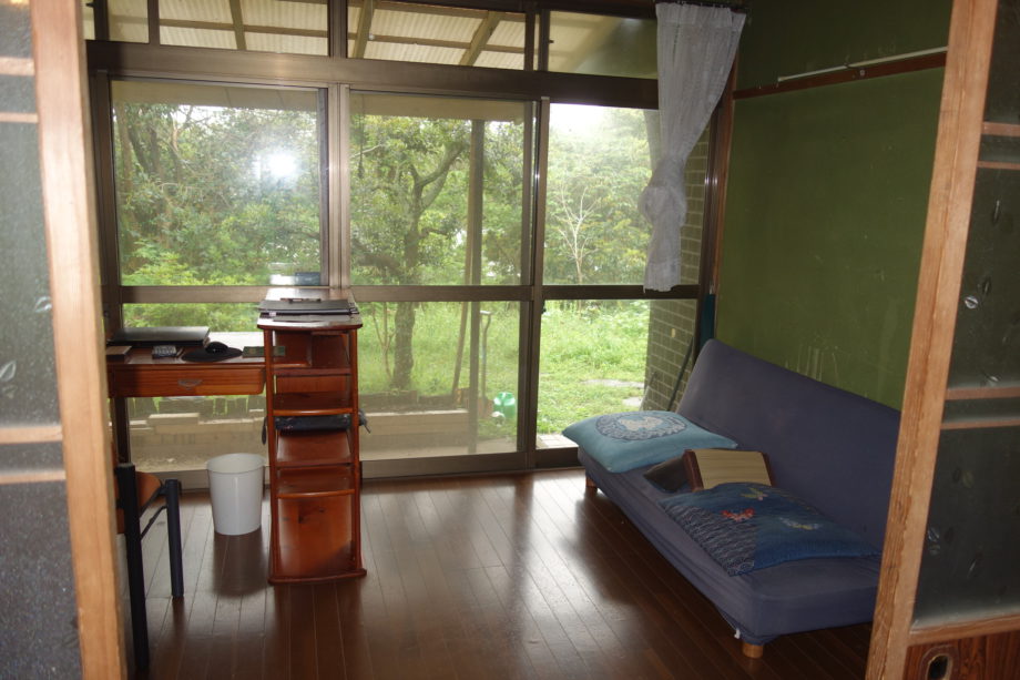 1970s wood house on a large plot in Nagasaki