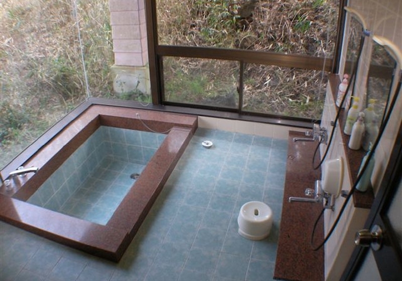 1980s steel-frame house on a large plot in Otohime, Aso