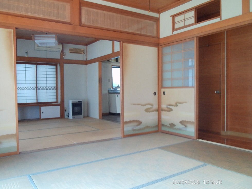 1980s wood house, 17-min walk to station, Aomori