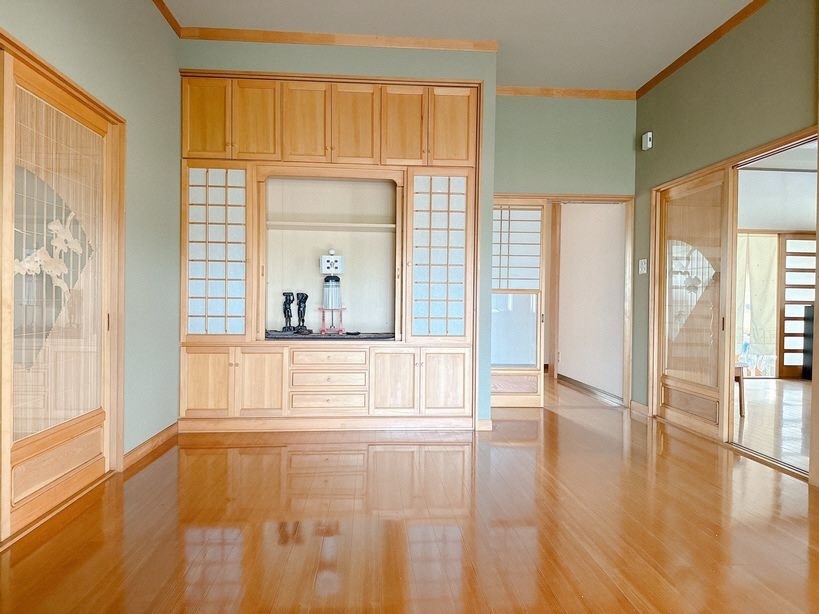 1990s wood house on a large plot in Aomori