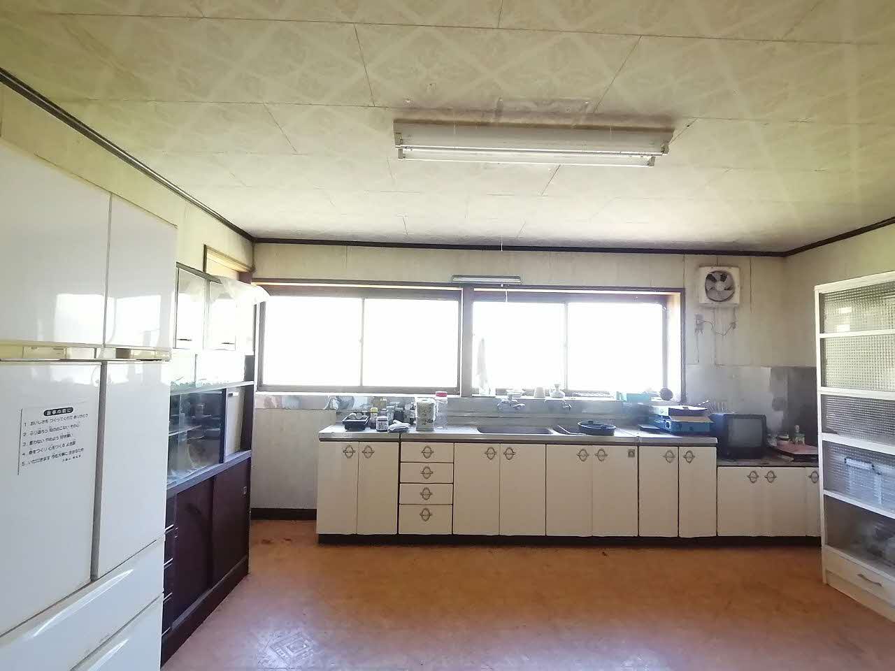 Wood house with storehouses in Tottori