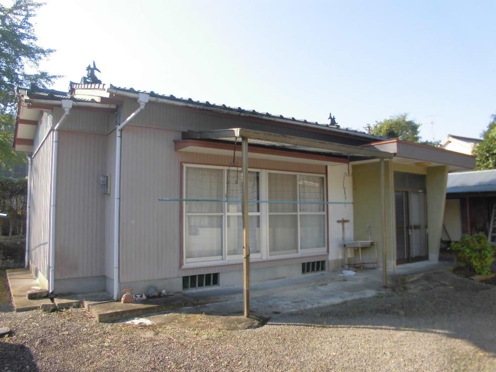 1950s wood house on a large plot in Takemoto, Izumi