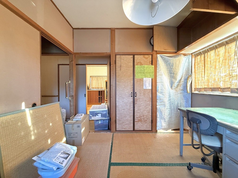 1980s concrete house near the coast in Ibusuki, Kagoshima