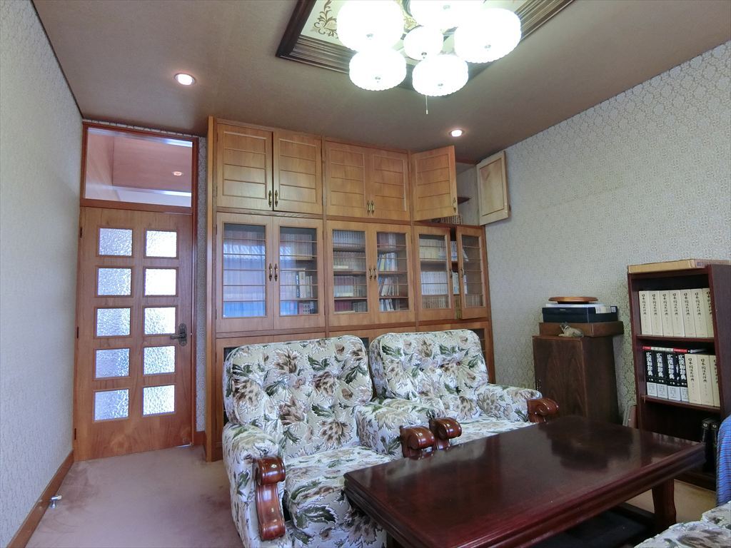 1980s wood house with storehouses in Yamanashi
