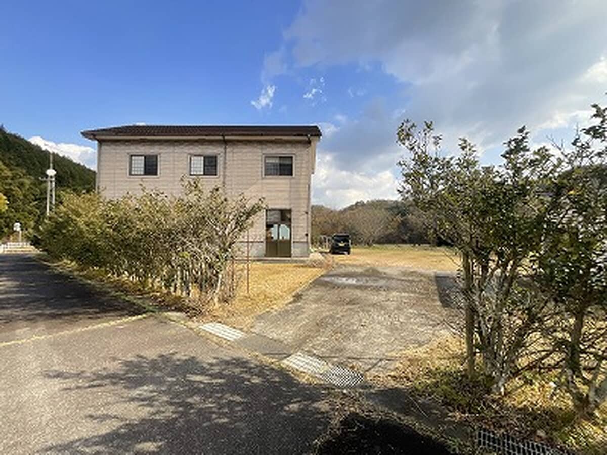1990s wood house on a large plot in Hiroshima