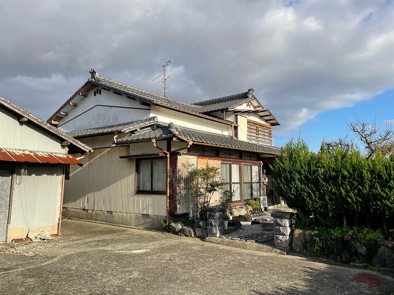 1960s wood house on a large plot in Saga