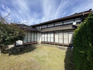 1980s wood house on a large plot in Niigata