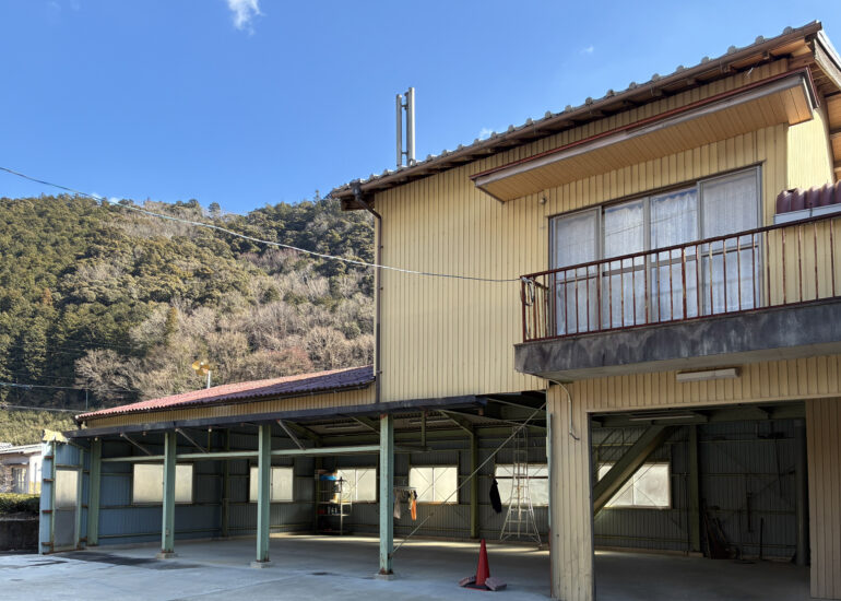 1990s wood house on a large plot in Matsusaka Kahada