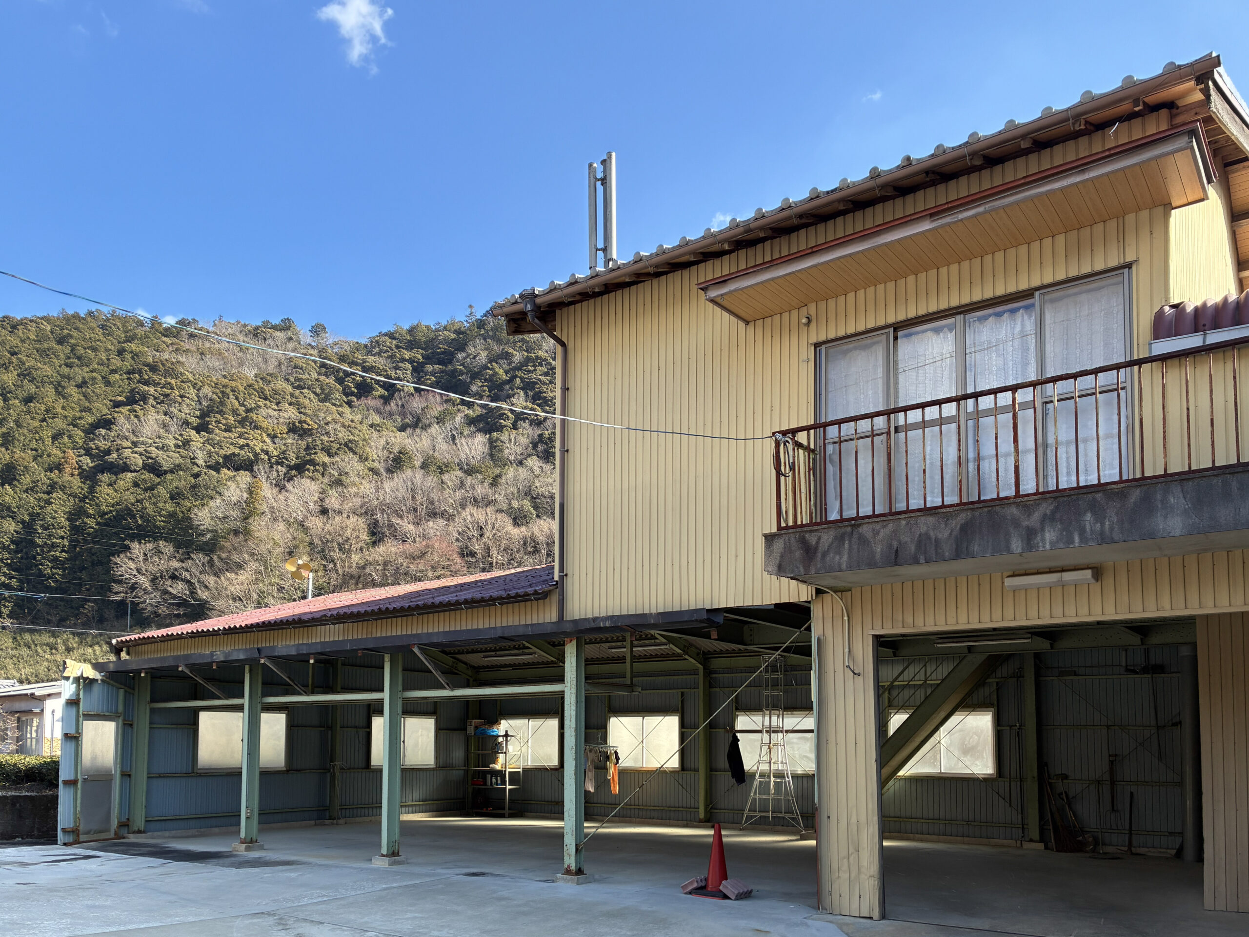 1990s wood house on a large plot in Matsusaka Kahada