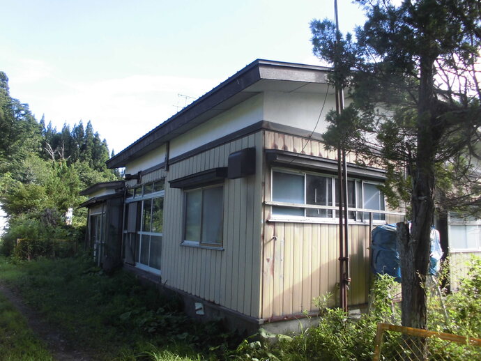 1970s wood house on a large plot in Akita