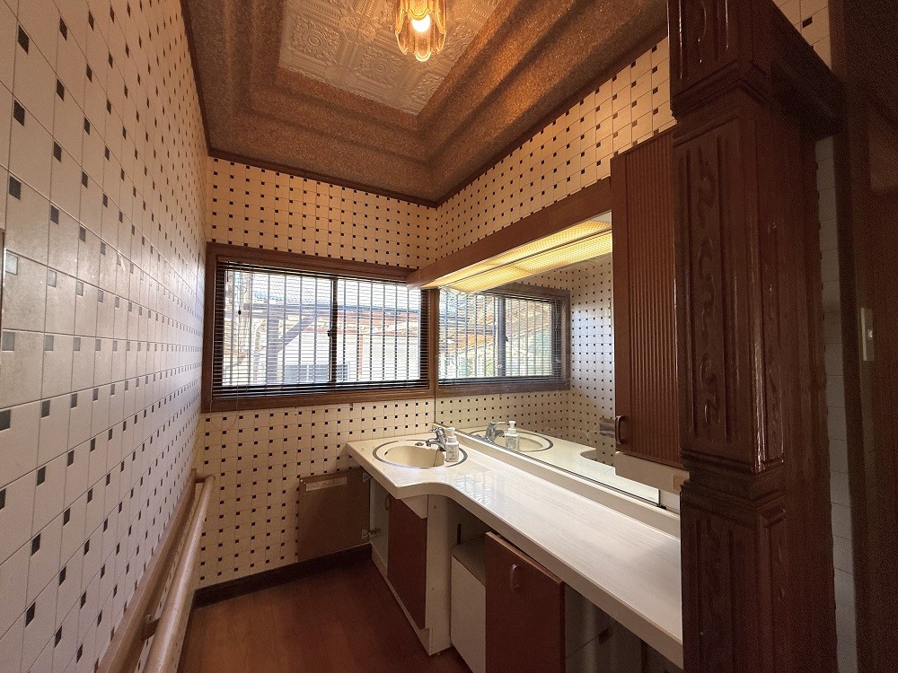 1980s wood house on a large plot in Yamakawanarukawa, Ibusuki