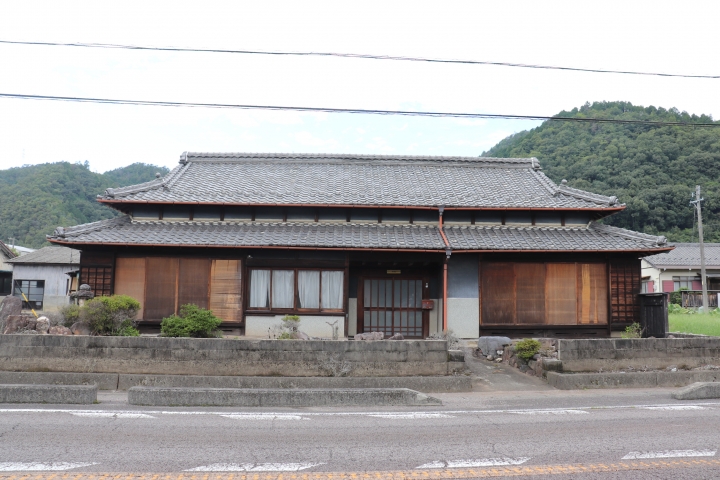 1960s wood house on a large plot in Gifu