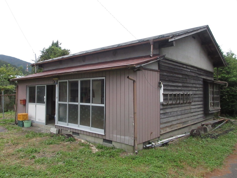 1960s wood house, 16-min walk to station, Iwate