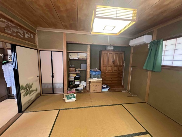 1970s wood house on a large plot in Tottori