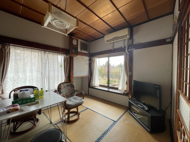 Price Reduced! Retro House with Charming Glass Panes and Warm Fittings