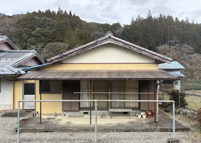 1960s wood house on a large plot in Matsusaka Kahada