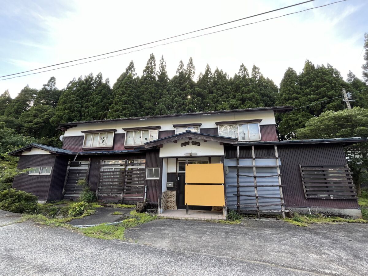 Wood house with storehouses in Nagano