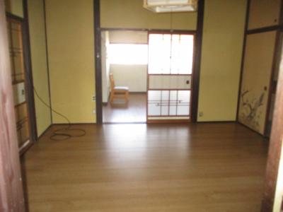 Excellent condition traditional-style home near supermarket, daycare, and schools!