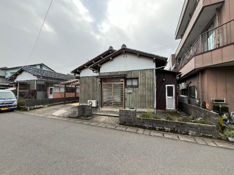 1970s wood house, 11-min walk to station, Fukui