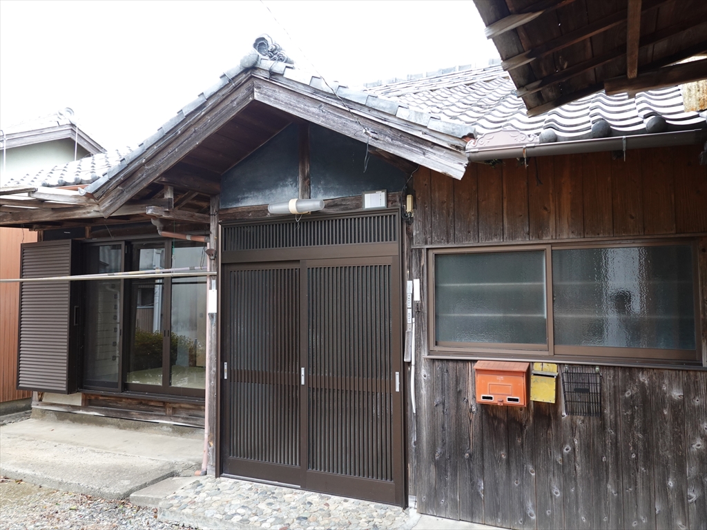 1950s wood house, 18-min walk to station, Mie