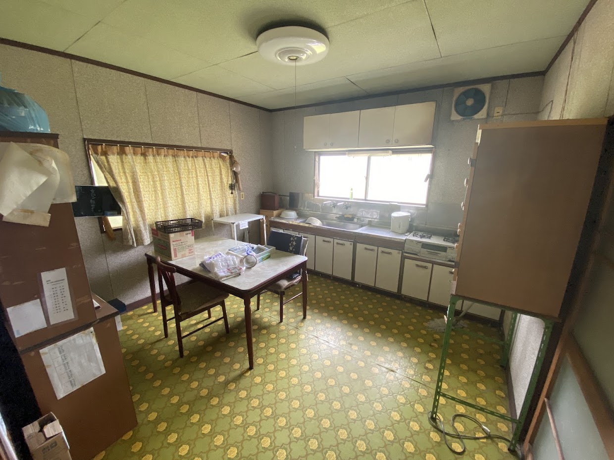 1970s wood house on a large plot in Toyama