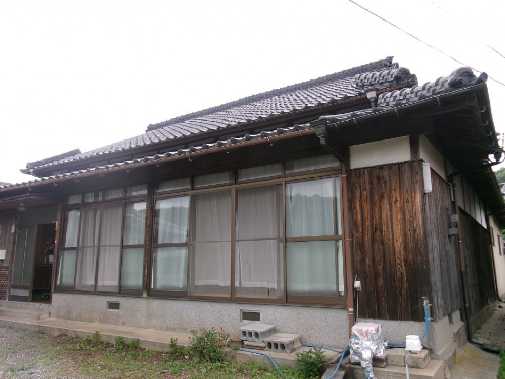 1980s wood house on a large plot in Oita