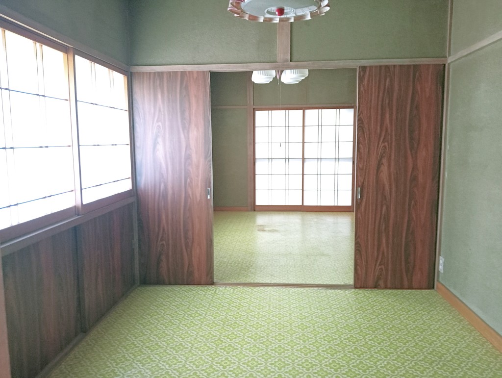 2-story residential building with many rooms on a south-facing open plot adjacent to a national highway. Suitable for dual-family housing or private lodging use.