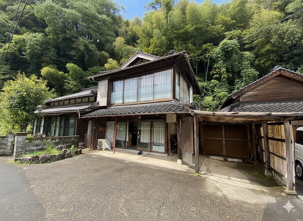 1940s wood house on a large plot in Yamaguchi