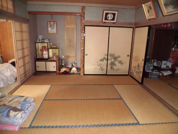 Property with good sunlight and a veranda