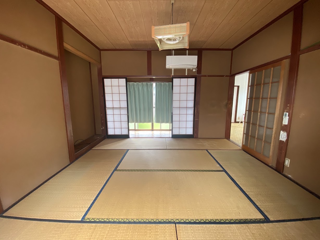 1980s wood house, 16-min walk to station, Toyama