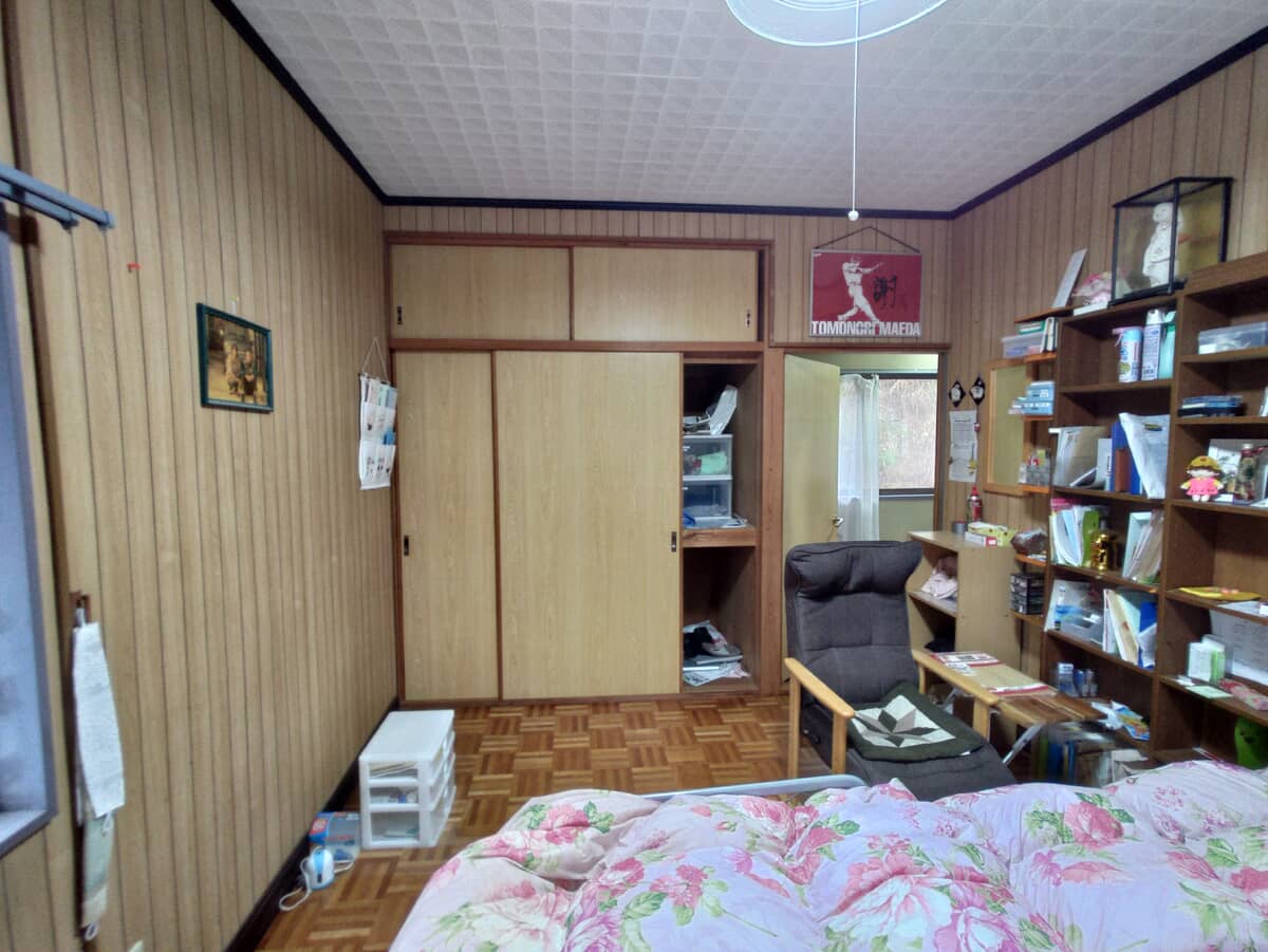 1980s wood house on a large plot in Hiroshima