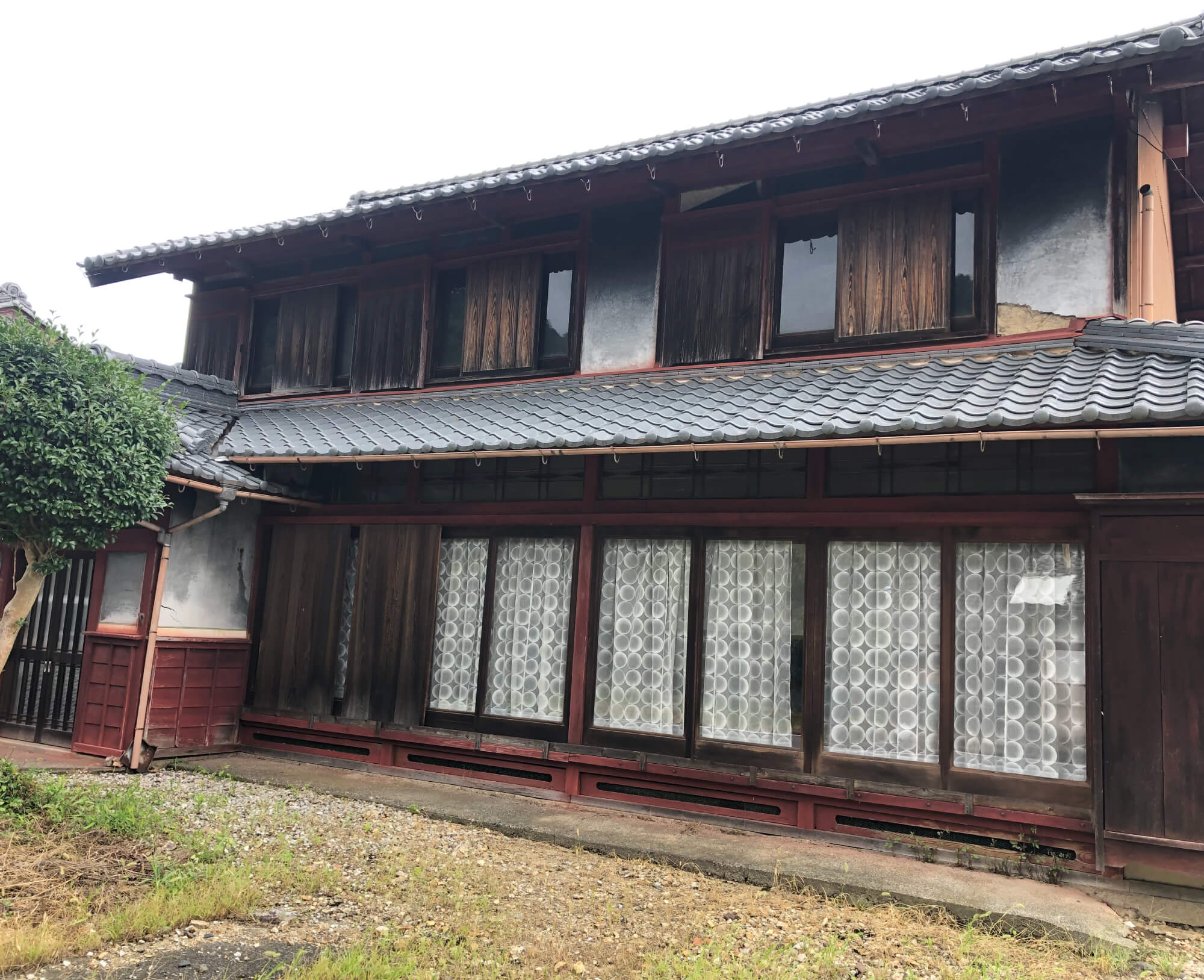 Wood house with storehouses in Shiga