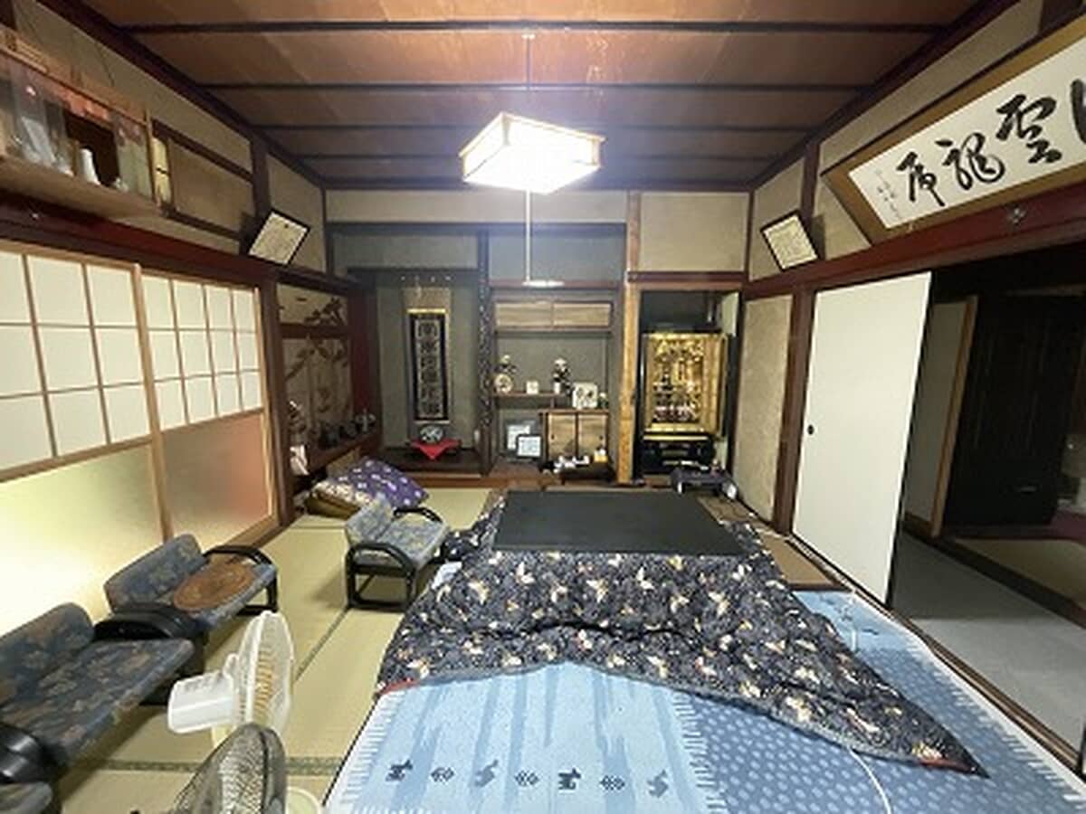1970s wood house on a large plot in Hiroshima