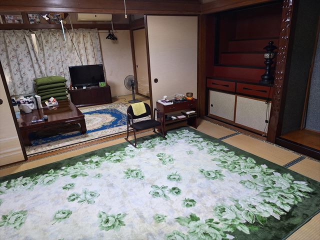 1970s wood house with storehouses in Yamaguchi