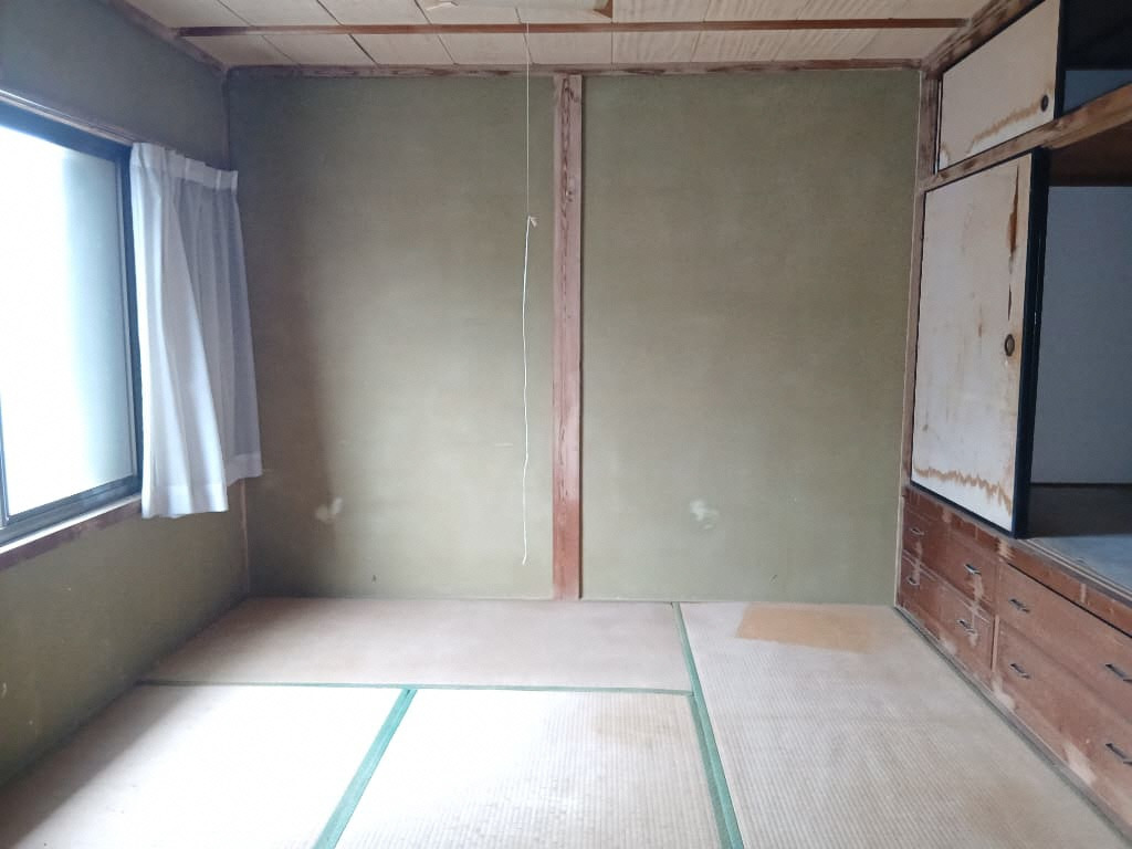 1980s wood house on a large plot in Nagasaki
