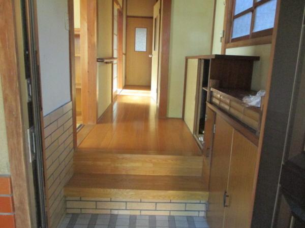 1960s wood house, 17-min walk to station, Ehime