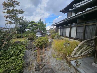 1990s wood house, 7-min walk to station, Kagawa