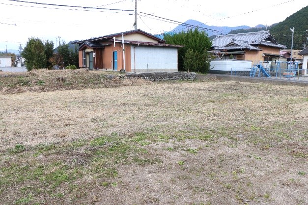 Wood house on a large plot in Mie