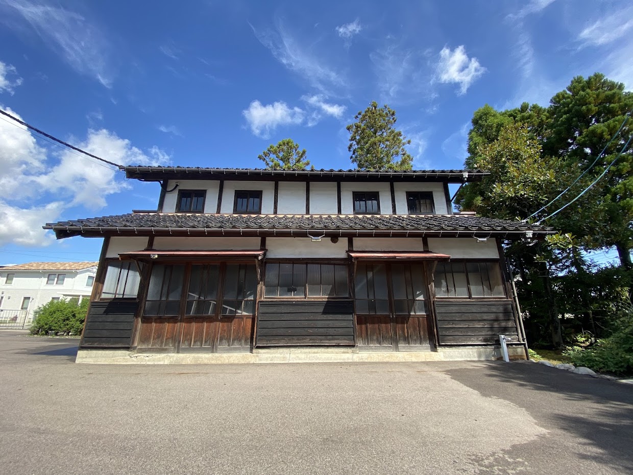 1980s wood house on a large plot in Toyama
