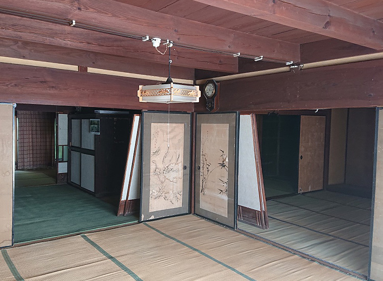 1890s wood house on a large plot in Shimane
