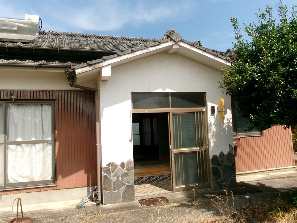 1970s wood house on a large plot in Oita